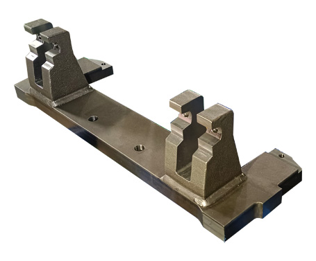 Bottom cross member of forklift